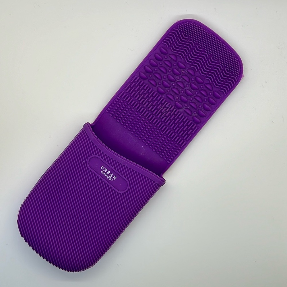 🐼 3/$25 nwot makeup brush holder/cleaner with suction cups in purple